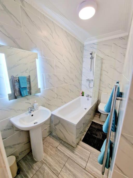 Charming Home With Private Balcony, On 1St Floor, With 2 Bathrooms, 3 Min Walk To Earl'S Court Station Londyn Zewnętrze zdjęcie