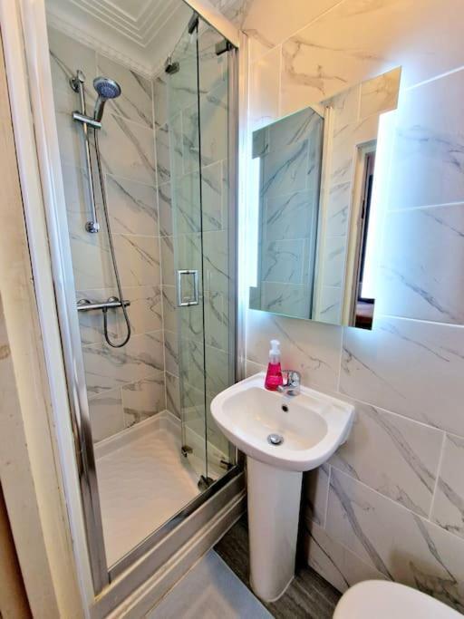 Charming Home With Private Balcony, On 1St Floor, With 2 Bathrooms, 3 Min Walk To Earl'S Court Station Londyn Zewnętrze zdjęcie