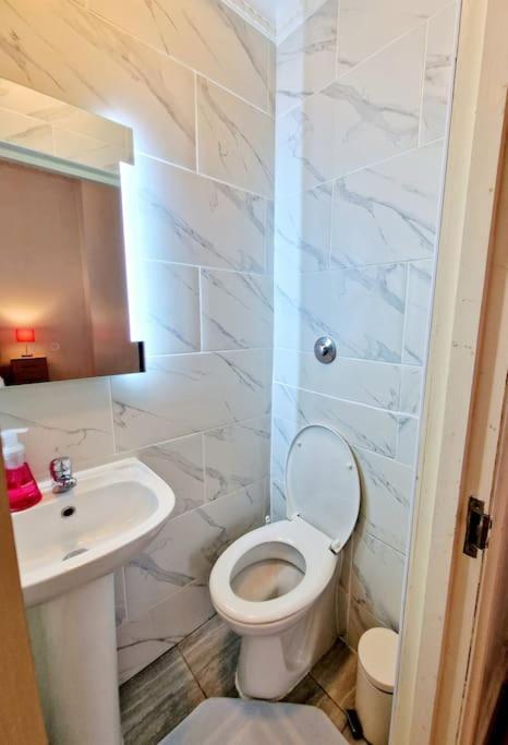 Charming Home With Private Balcony, On 1St Floor, With 2 Bathrooms, 3 Min Walk To Earl'S Court Station Londyn Zewnętrze zdjęcie