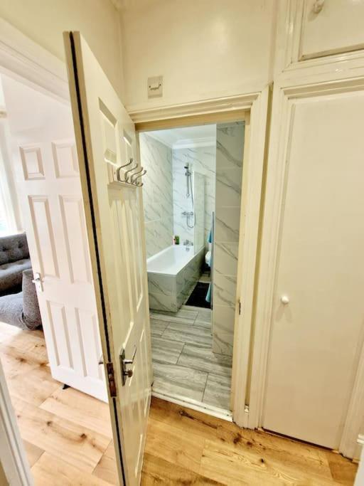Charming Home With Private Balcony, On 1St Floor, With 2 Bathrooms, 3 Min Walk To Earl'S Court Station Londyn Zewnętrze zdjęcie