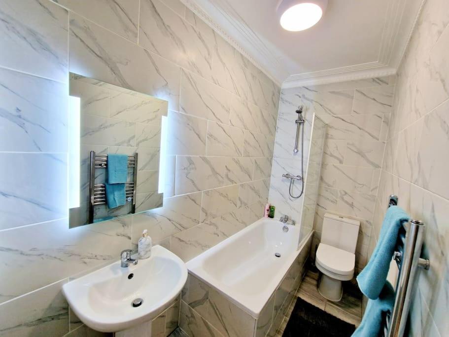 Charming Home With Private Balcony, On 1St Floor, With 2 Bathrooms, 3 Min Walk To Earl'S Court Station Londyn Zewnętrze zdjęcie
