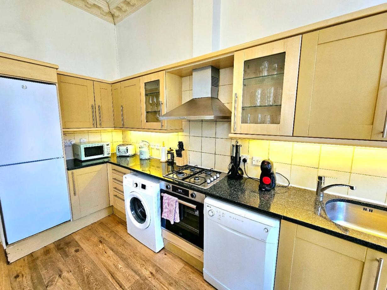 Charming Home With Private Balcony, On 1St Floor, With 2 Bathrooms, 3 Min Walk To Earl'S Court Station Londyn Zewnętrze zdjęcie