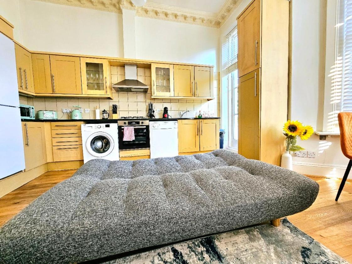 Charming Home With Private Balcony, On 1St Floor, With 2 Bathrooms, 3 Min Walk To Earl'S Court Station Londyn Zewnętrze zdjęcie