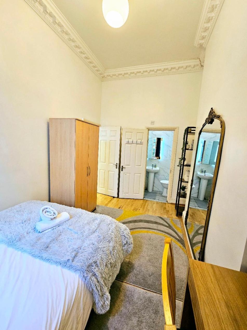 Charming Home With Private Balcony, On 1St Floor, With 2 Bathrooms, 3 Min Walk To Earl'S Court Station Londyn Zewnętrze zdjęcie