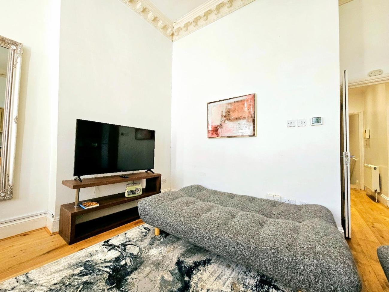 Charming Home With Private Balcony, On 1St Floor, With 2 Bathrooms, 3 Min Walk To Earl'S Court Station Londyn Zewnętrze zdjęcie